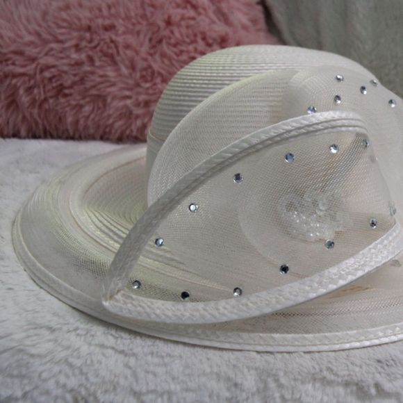 Vintage white woven mesh hat with crystal decorations and bow with accents - Picture 3 of 15